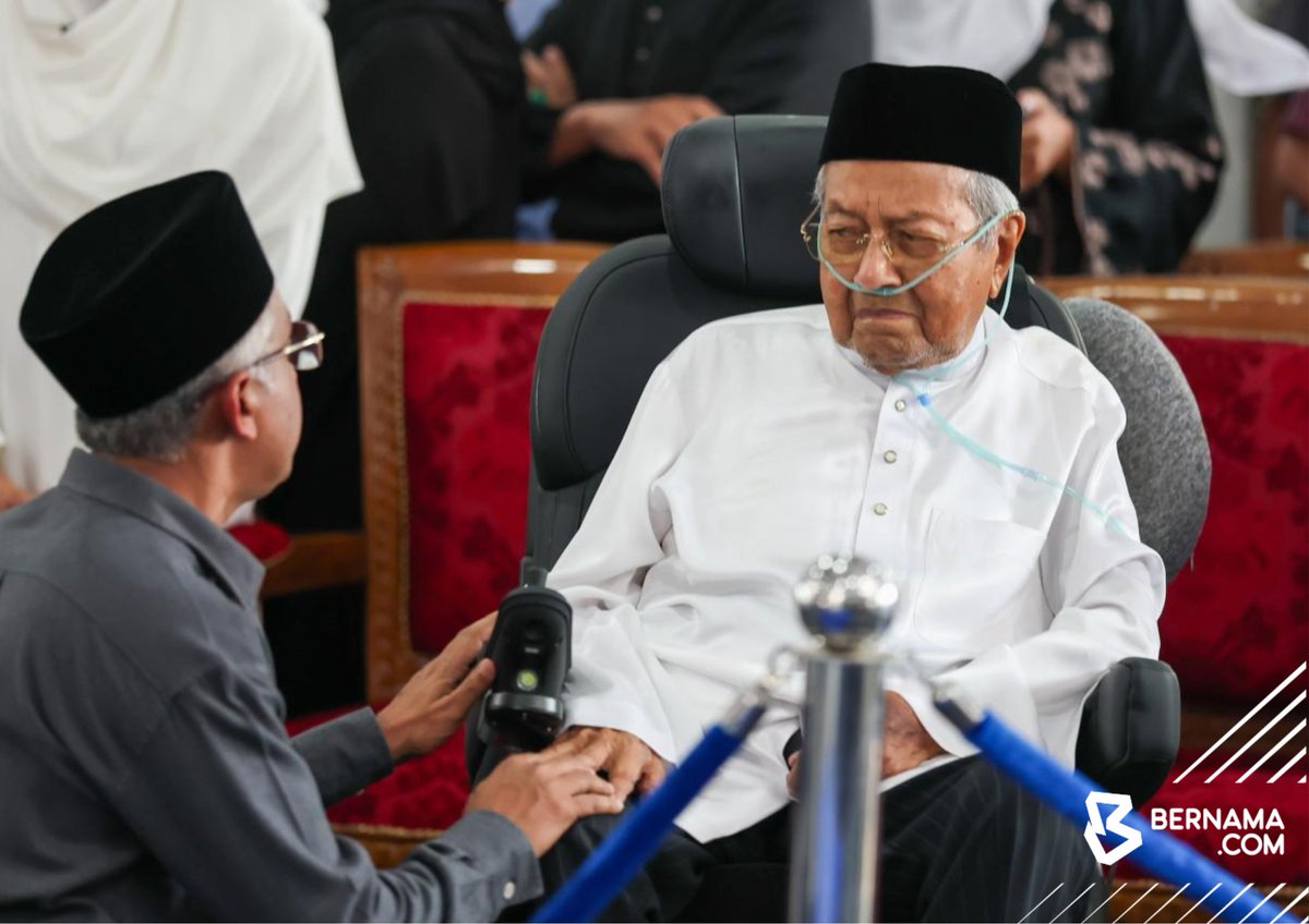 bernamadotcom's tweet photo. 𝗦𝗲𝘁𝗶𝗮 𝗵𝗶𝗻𝗴𝗴𝗮 𝗽𝗲𝗻𝗴𝗵𝘂𝗷𝘂𝗻𝗴

#Selangor: Tun Dr Mahathir Mohamad tidak dapat menahan sebak ketika tiba di Masjid As-Syarif, Taman Sungai Besi Indah bagi menunaikan solat jenazah isterinya, Allahyarham Tun Dr Siti Hasmah Mohd Ali.

Dengan berkerusi roda dan dibantu alat pernafasan, kehadiran bekas Perdana Menteri itu mengiringi perjalanan terakhir insan yang menjadi teman hidupnya selama 70 tahun.

📸 FotoBernama

#BernamNews
#BernamaImages
#SitiHasmah