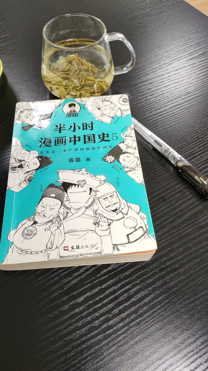FlopyyMoreno's tweet photo. [刚整��完桌上臃肿大的资料册，湛蓝色的文件夹里还夹着枝玫红色的小雏菊，清爽又温馨～]， https://t.co/d6luaSoDPM