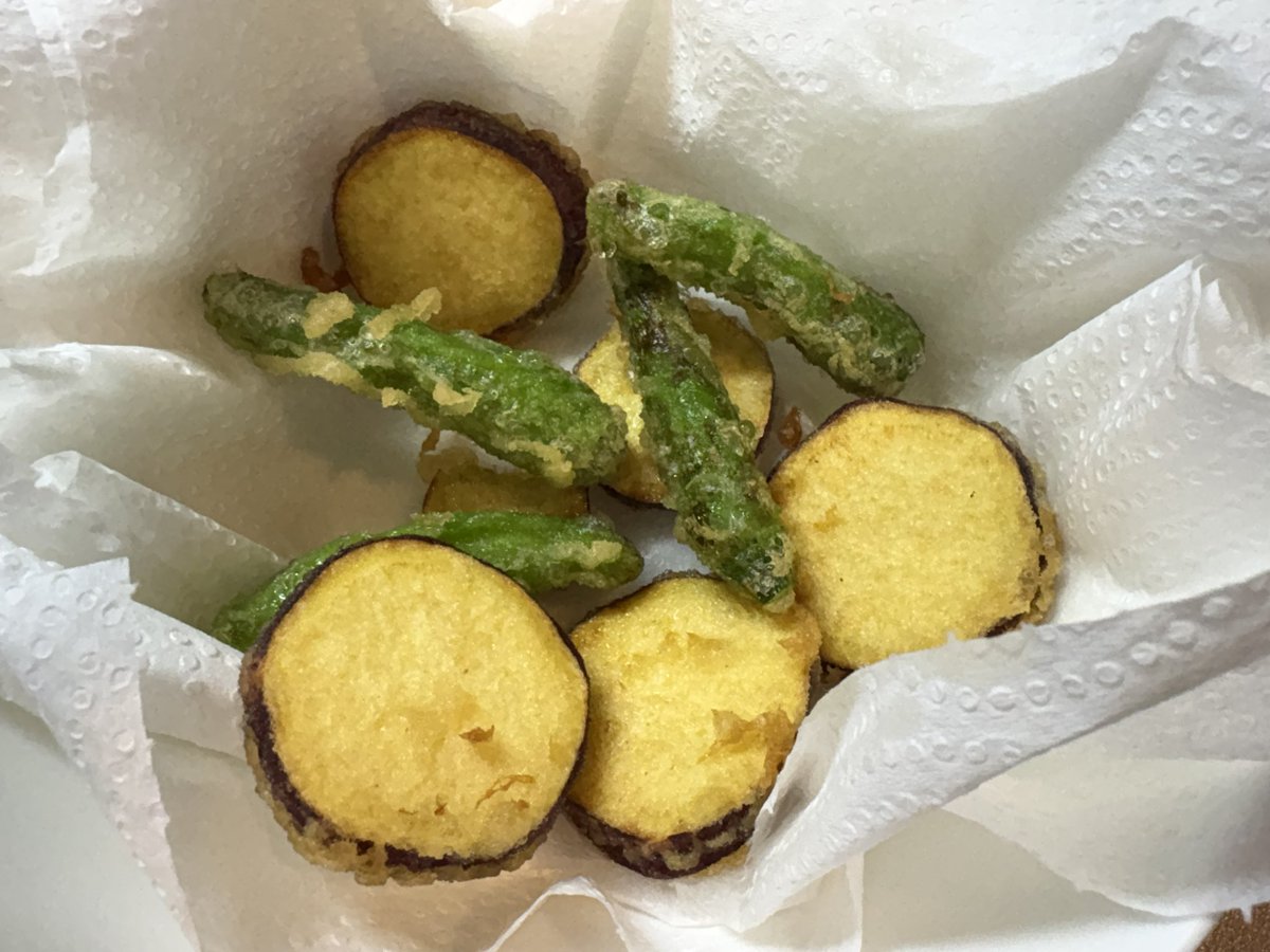 Blogath's tweet photo. 急に思い立って家で天ぷらと唐揚げをめちゃくちゃ揚げた！
一人で食べきって胃がめちゃくちゃになりました https://t.co/QFvOJ65lby