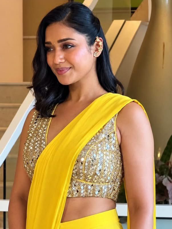 cinema_updatez's tweet photo. #Nivethapethuraj in yellow 🤩😍💛 https://t.co/ZANwf5PfpK