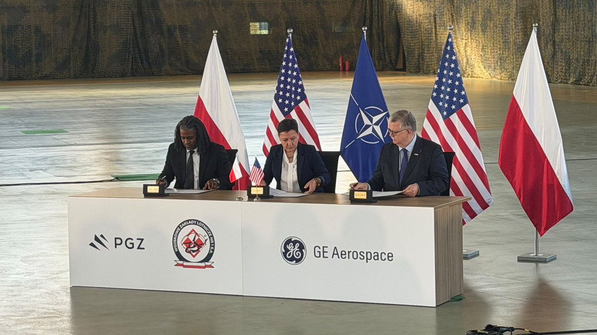 MON_GOV_PL's tweet photo. Polski przemysł zdobywa kolejne kompetencje w programie Apache. Tym razem w zakresie serwisowania silników
-
Wiceminister @CTomczyk: Prawda jest taka, że dzisiaj polskie wojsko właściwie każdego dnia mierzy się z zagrożeniem ze Wschodu. Dlatego nie jest też przypadkiem to, że w 2024 roku minister obrony narodowej W. @KosiniakKamysz, zgodnie z poleceniem szefa rządu premiera @donaldtusk, podpisał największy kontrakt w historii Polski. Nie tylko największy kontrakt ze stroną amerykańską w historii Polski, ale w ogóle największy kontrakt w historii Polski, jeżeli chodzi o kwestie uzbrojenia. Zdecydowaliśmy się na zakup dziewięćdziesięciu sześciu Apache w najnowszej wersji za około dziesięć miliardów dolarów. Ale jest na pewno coś, co ten kontrakt wyróżnia. Tym czymś jest offset. Offset, czyli transfer technologii do Polski w wysokości około 1,2 mld złotych.
-
Więcej: https://t.co/h3jgD01G0E