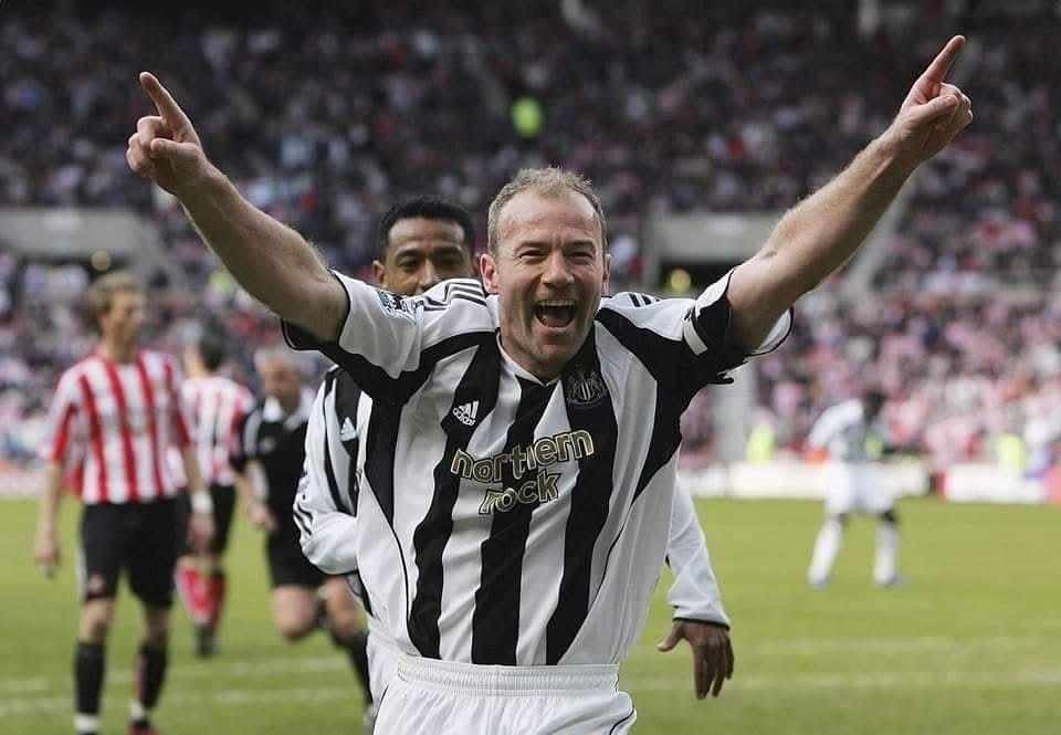 Magpie24_7's tweet photo. Alan Shearer, despite two serious knee injuries in his prime still managed:

🔵 130 goals in 170 games for Blackburn
⚫ 206 goals in 405 games for Newcastle
🏴󠁧󠁢󠁥󠁮󠁧󠁿 30 goals in 63 games for England
🥇 Premier League Golden Boot winner in 1995, 1996 & 1997
🇪🇺 Euro 96 Golden Boot .

The GOAT always on Tyneside! 

#NUFC #NUFCFans #Newcastle