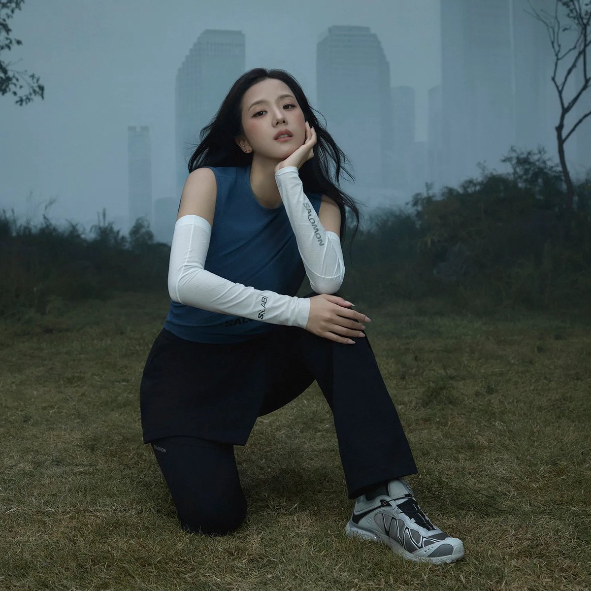 TheePopCore's tweet photo. JISOO looks absolutely gorgeous and dashing in new campaign photos for Salomon. https://t.co/MM7lQYQtMr