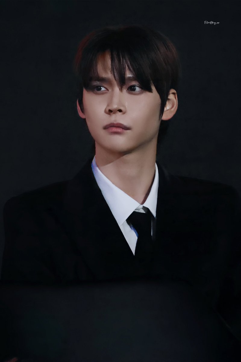 kaljebii's tweet photo. 은서기형 맨날 찐따체크남방만 입다가 하루는 검은양복입고 학교왔는데 그 이유가 ㅈㄹㅇㅇ 죽어서 https://t.co/rN1zfW0CXQ
