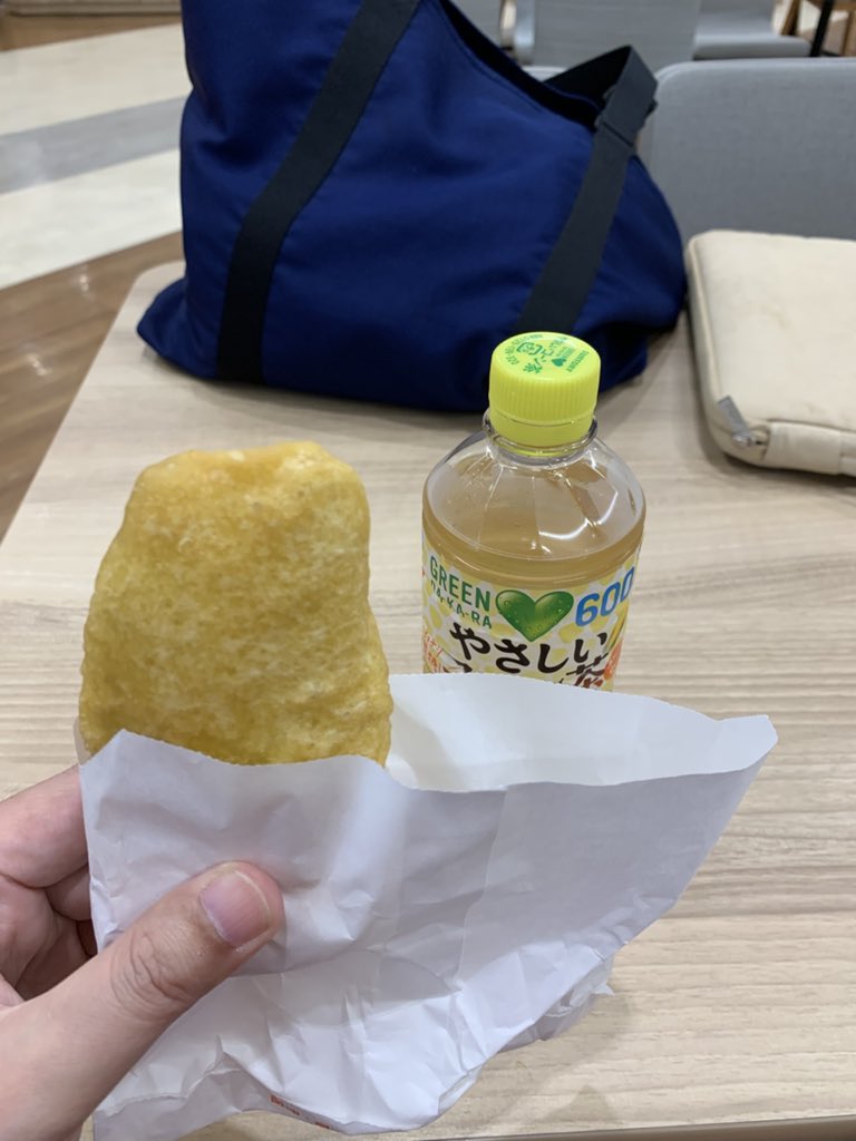 bocoh_nikki's tweet photo. うまんまみーやっ！揚げ物屋さんの芋天をいただいておりまーすっ！🙌🍤 https://t.co/u2ZzWc0r4u