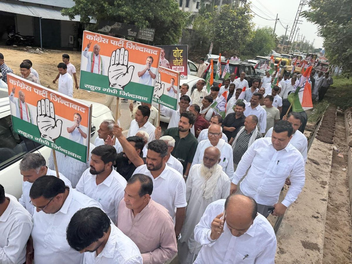 SanjaySDutt's tweet photo. देश के कई राज्यों में हुई और हरियाणा के भी जनादेश की चोरी के खिलाफ आज पलवल की सड़कों से कांग्रेस ने साफ़ ऐलान किया — जनता के वोट पर डाका डालकर बनी सत्ता को स्वीकार नहीं किया जाएगा। लोकतंत्र में सरकार जनता के वोट से बनती है, किसी चुनावी हेराफेरी से नहीं।

आज हरियाणा प्रदेश कांग्रेस कमेटी के अध्यक्ष श्री @raonarenderinc, पूर्व मंत्री श्री करण दलाल, जिला कांग्रेस के अध्यक्ष श्री @netarpal और सैकड़ों कांग्रेस कार्यकर्ताओं के साथ मैं पलवल उपायुक्त कार्यालय तक विरोध मार्च में शामिल हुआ।

हमारी स्पष्ट मांग है — मुख्य चुनाव आयुक्त ज्ञानेश कुमार तत्काल इस्तीफा दें और उन्हें गिरफ्तार किया जाए। उनके कार्यकाल में लिए गए सभी फैसलों और मतदाता सूचियों से जुड़े बदलावों की स्वतंत्र एवं व्यापक समीक्षा हो, ‘वोट चोरी’ की जिम्मेदारी तय हो और दोषियों के खिलाफ कड़ी कानूनी कार्रवाई की जाए।

हरियाणा में 2024 के विधानसभा चुनाव के जनादेश को लेकर गंभीर सवाल उठे हैं। जो तथ्य सामने आए हैं, उनके आधार पर कांग्रेस की स्पष्ट भूमिका है कि जनता का वास्तविक जनादेश कांग्रेस के पक्ष में था, जिसे चुनावी हेराफेरी के माध्यम से प्रभावित किया गया। इसलिए भाजपा के मुख्यमंत्री श्री नायब सिंह सैनी को राज करने का कोई भी नैतिक अधिकार नहीं है और उनको तत्काल इस्तीफा देना चाहिए तथा हरियाणा की जनता को नए सिरे से अपना जनादेश देने का अवसर मिलना चाहिए।

वोट की चोरी पर चुप्पी नहीं — जवाबदेही चाहिए।
जनादेश की चोरी पर समझौता नहीं — न्याय चाहिए।
लोकतंत्र और संविधान की रक्षा के लिए कांग्रेस हर मोर्चे पर संघर्ष करेगी।

@kharge @RahulGandhi
@priyankagandhi 
@kcvenugopalmp
@INCHaryana

#वोटचोरी #लोकतंत्रकीहत्या #लोकतंत्रबचाओ