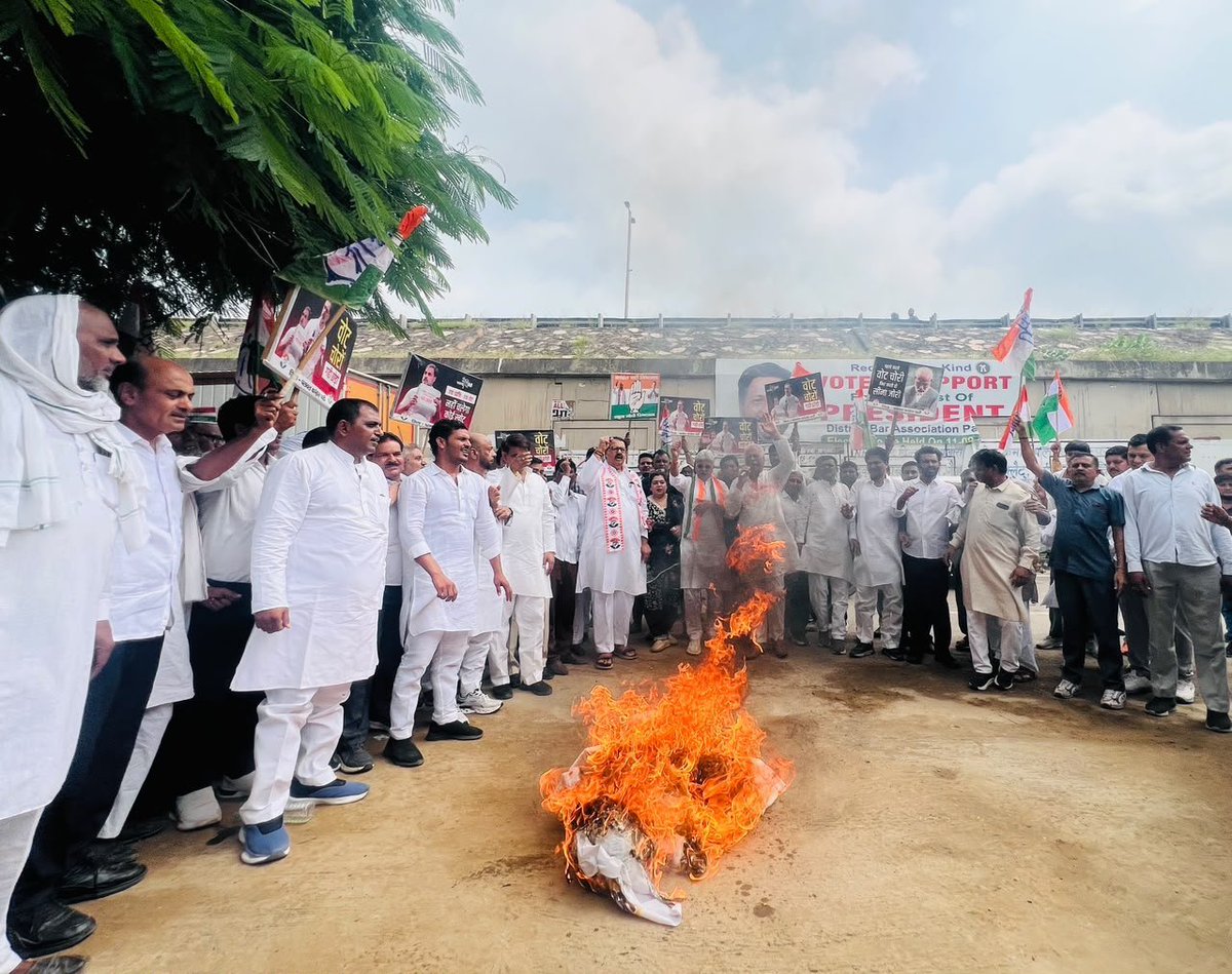 SanjaySDutt's tweet photo. देश के कई राज्यों में हुई और हरियाणा के भी जनादेश की चोरी के खिलाफ आज पलवल की सड़कों से कांग्रेस ने साफ़ ऐलान किया — जनता के वोट पर डाका डालकर बनी सत्ता को स्वीकार नहीं किया जाएगा। लोकतंत्र में सरकार जनता के वोट से बनती है, किसी चुनावी हेराफेरी से नहीं।

आज हरियाणा प्रदेश कांग्रेस कमेटी के अध्यक्ष श्री @raonarenderinc, पूर्व मंत्री श्री करण दलाल, जिला कांग्रेस के अध्यक्ष श्री @netarpal और सैकड़ों कांग्रेस कार्यकर्ताओं के साथ मैं पलवल उपायुक्त कार्यालय तक विरोध मार्च में शामिल हुआ।

हमारी स्पष्ट मांग है — मुख्य चुनाव आयुक्त ज्ञानेश कुमार तत्काल इस्तीफा दें और उन्हें गिरफ्तार किया जाए। उनके कार्यकाल में लिए गए सभी फैसलों और मतदाता सूचियों से जुड़े बदलावों की स्वतंत्र एवं व्यापक समीक्षा हो, ‘वोट चोरी’ की जिम्मेदारी तय हो और दोषियों के खिलाफ कड़ी कानूनी कार्रवाई की जाए।

हरियाणा में 2024 के विधानसभा चुनाव के जनादेश को लेकर गंभीर सवाल उठे हैं। जो तथ्य सामने आए हैं, उनके आधार पर कांग्रेस की स्पष्ट भूमिका है कि जनता का वास्तविक जनादेश कांग्रेस के पक्ष में था, जिसे चुनावी हेराफेरी के माध्यम से प्रभावित किया गया। इसलिए भाजपा के मुख्यमंत्री श्री नायब सिंह सैनी को राज करने का कोई भी नैतिक अधिकार नहीं है और उनको तत्काल इस्तीफा देना चाहिए तथा हरियाणा की जनता को नए सिरे से अपना जनादेश देने का अवसर मिलना चाहिए।

वोट की चोरी पर चुप्पी नहीं — जवाबदेही चाहिए।
जनादेश की चोरी पर समझौता नहीं — न्याय चाहिए।
लोकतंत्र और संविधान की रक्षा के लिए कांग्रेस हर मोर्चे पर संघर्ष करेगी।

@kharge @RahulGandhi
@priyankagandhi 
@kcvenugopalmp
@INCHaryana

#वोटचोरी #लोकतंत्रकीहत्या #लोकतंत्रबचाओ