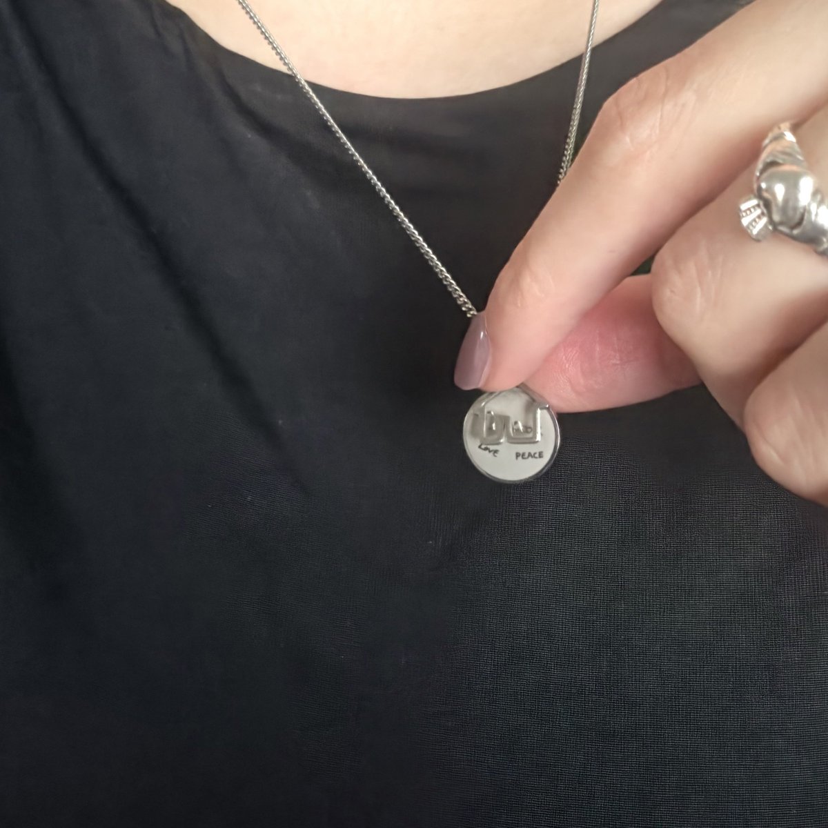 m_eliz_g's tweet photo. Go to work with my ONEDOOR necklace 😎
MOVE LIKE AN ANIMAL WITH BND
#무브_라이크_보넥도
BND HOME DELUXE OUT NOW
#MoveLikeBND https://t.co/drMOqDPBkZ