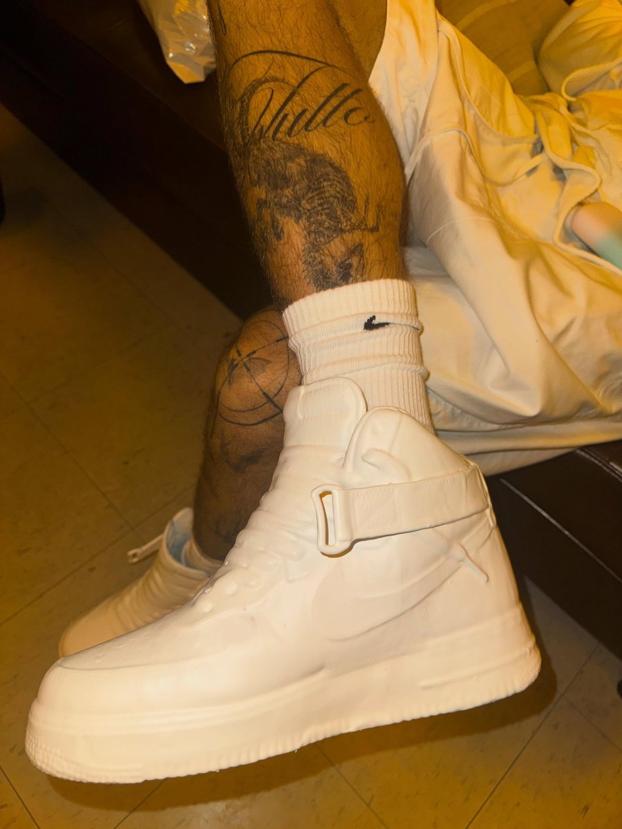 uppersnkrs's tweet photo. Yeat x Nike : une collab entre le rappeur et la marque au swoosh arrive avec un pack de paires full white appelé "Cocoon Air" ☁️ https://t.co/0Powv1CpLb