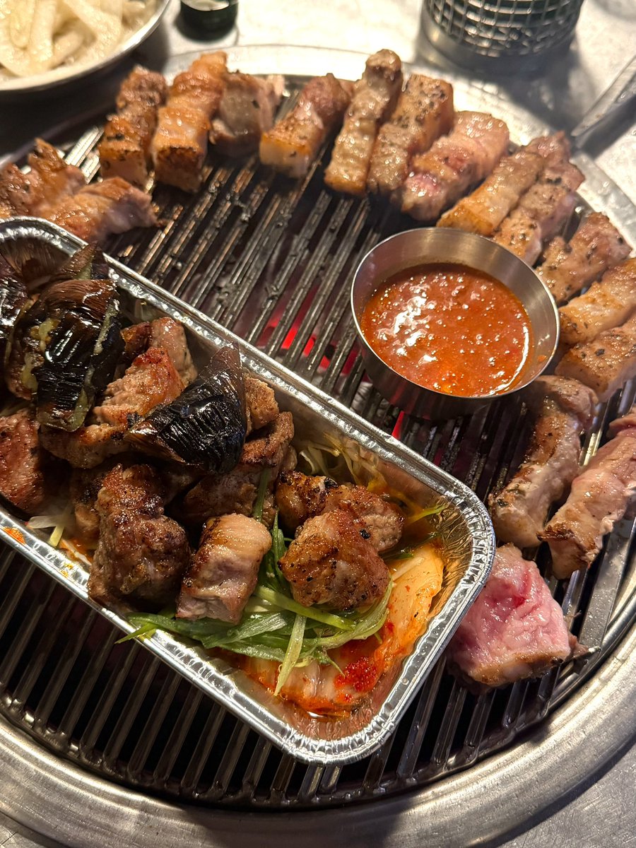 kayeayh's tweet photo. #예희밥

📍 회기 멍군집

고기두께 보실분 삼겹살이랑 키스가능 https://t.co/GQ6DSr0tWj