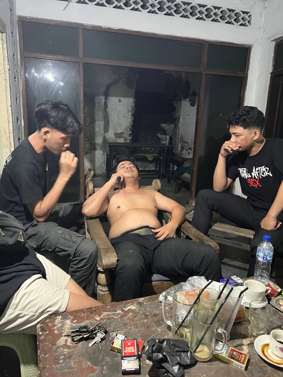 fiqizanuarr's tweet photo. bro reached his peak💀 https://t.co/dvPCd2ATUM