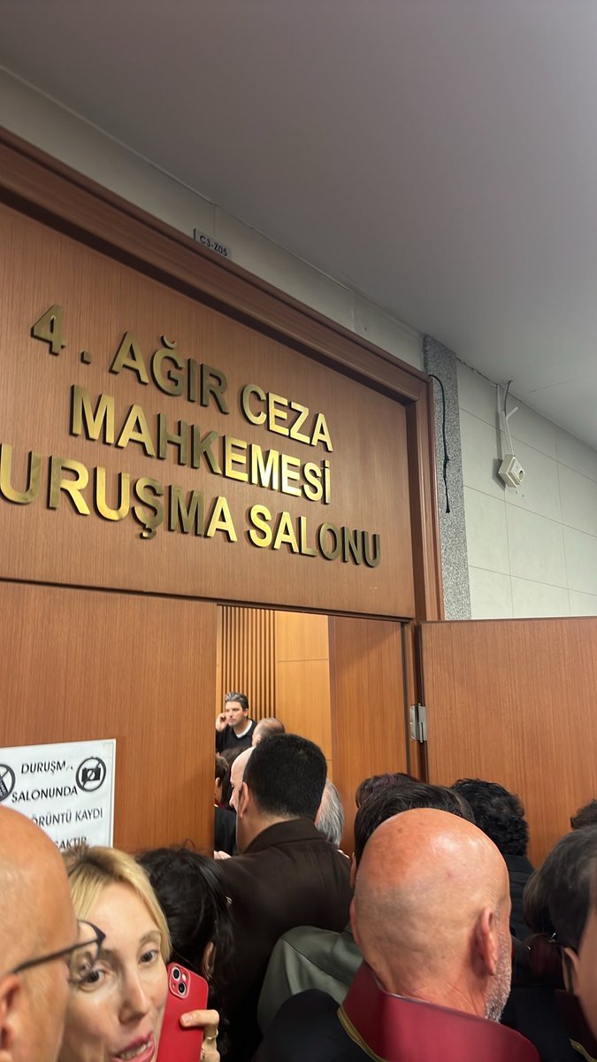 serakadigil's tweet photo. Sevgili Deniz Göktaş’ın duruşmasını takip etmek üzere Genel Başkanımız Erkan Baş, Ahmet Şık, avukatlarımız ve İstanbul İl Örgütümüzle birlikte Çağlayan Adliyesindeyiz.

10’da başlaması gereken duruşma hala başlamadı. Çok sayıda siyasi parti temsilcisi ve baro başkanlarımızla birlikte salonun açılmasını bekliyoruz. 

Destek ve duruşmayı takip için gelen yurttaşlar adliyeye dahi alınmadı. 

Gelemeseniz de gözünüz kulağınız burada olsun.

Milyonları götüren AKP’liler elini kolunu sallayarak gezerken Deniz hiçbir hukuki dayanak olmaksızın aylardır esir!

#DenizGöktaşSerbestBırakılsın