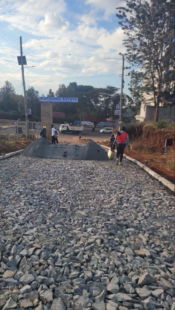 _wandaka's tweet photo. This is Kenol–Kathanji Estate, Maragwa. Smart City work on the ground.
Roads being opened, drainage going in, the estate getting a proper face. Same programme that has already lifted Kenol, Maragua and other centres — cabros, lights, access, a town you can actually live and trade in.
Governor Irungu Kang’ata’s Smart City Programme is not a slogan. It’s stone on the ground.
#SmartCity #Kenol #KathanjiEstate #Maragwa #MurangaCounty #IrunguKangata #HonKangata #FulfillingTheManifesto