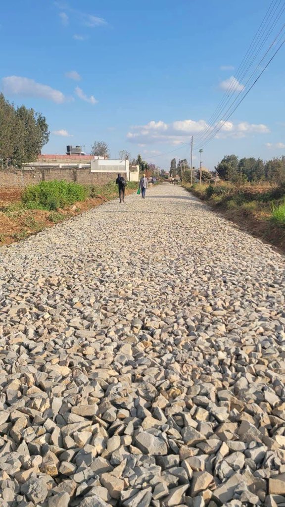 _wandaka's tweet photo. This is Kenol–Kathanji Estate, Maragwa. Smart City work on the ground.
Roads being opened, drainage going in, the estate getting a proper face. Same programme that has already lifted Kenol, Maragua and other centres — cabros, lights, access, a town you can actually live and trade in.
Governor Irungu Kang’ata’s Smart City Programme is not a slogan. It’s stone on the ground.
#SmartCity #Kenol #KathanjiEstate #Maragwa #MurangaCounty #IrunguKangata #HonKangata #FulfillingTheManifesto