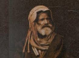 IronicXtweet's tweet photo. YOBAZIN OLMADIĞI HER YER CENNETTİR.

Rivayet edilir ki Hallâc-ı Mansûr dara götürülürken kız kardeşinin vedalaşmasına izin verilir. Kız kardeşi başörtüsüz gelince muhafızlar tepki gösterir:

“Başörtün nerede? Erkeklerin arasına böyle çıkıyorsun!”

Kadın cevap verir:

“Ben burada Mansûr’dan başka erkek göremiyorum.”

Ali Şeriati’ye atfedilen şu söz de meselenin özünü anlatır:

“Zulmeden bir dindardan daha kötüsü, ‘zalim bizden’ diye susan dindardır.”

Yüzyıllardır aynı döngü:
Bilim yerine dogma,
akıl yerine itaat,
ahlak yerine şekilcilik,
özgürlük yerine baskı…

İbn Rüşd’e atfedilen bir başka söz ise şöyledir:

“Sen dinimizle savaşıyorsun.”

“Hayır, ben cahilliğinizle savaşıyorum.”

Mesele din değil; cahilliği din adına dokunulmaz hâle getirmek.

Kadını yaktınız, ozanı susturdunuz, ormanı yaktınız; sonra da bütün bunlara “kutsal” bir kılıf bulmaya çalıştınız.

Yobaz varken cehenneme gerek yok.

Ve unutmayın:

Bizi kendi cennetinize zorla götüremezsiniz.
