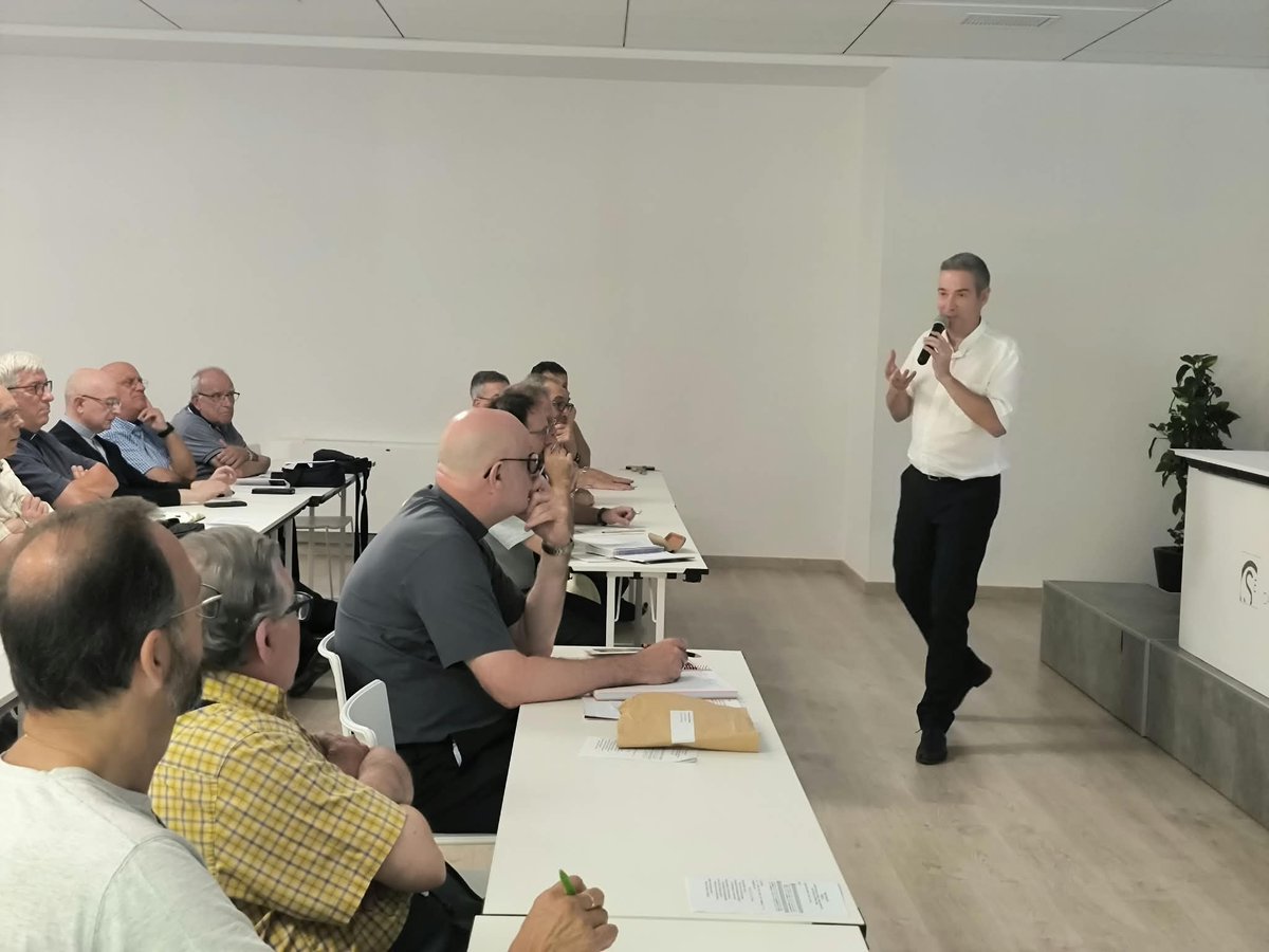 fraoctavi's tweet photo. Divendres vam poder gaudir de dues sessions formatives a càrrec de Mons. Jordi Bertomeu, oficial del Dicasteri per a la Doctrina de la Fe, sobre els reptes i oportunitats de les parròquies i la seva gestió a càrrec dels laics. https://t.co/mvGWCGs4La