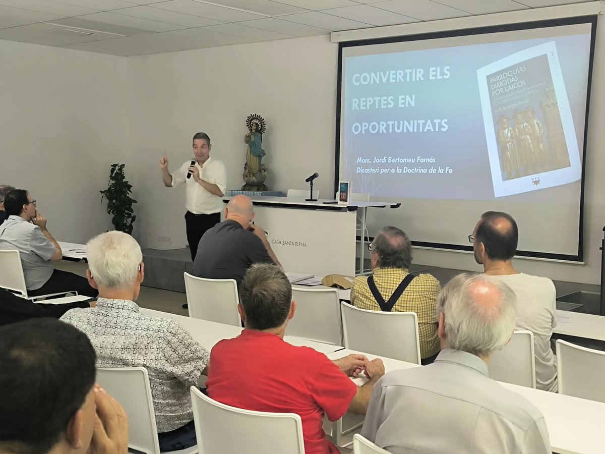 fraoctavi's tweet photo. Divendres vam poder gaudir de dues sessions formatives a càrrec de Mons. Jordi Bertomeu, oficial del Dicasteri per a la Doctrina de la Fe, sobre els reptes i oportunitats de les parròquies i la seva gestió a càrrec dels laics. https://t.co/mvGWCGs4La