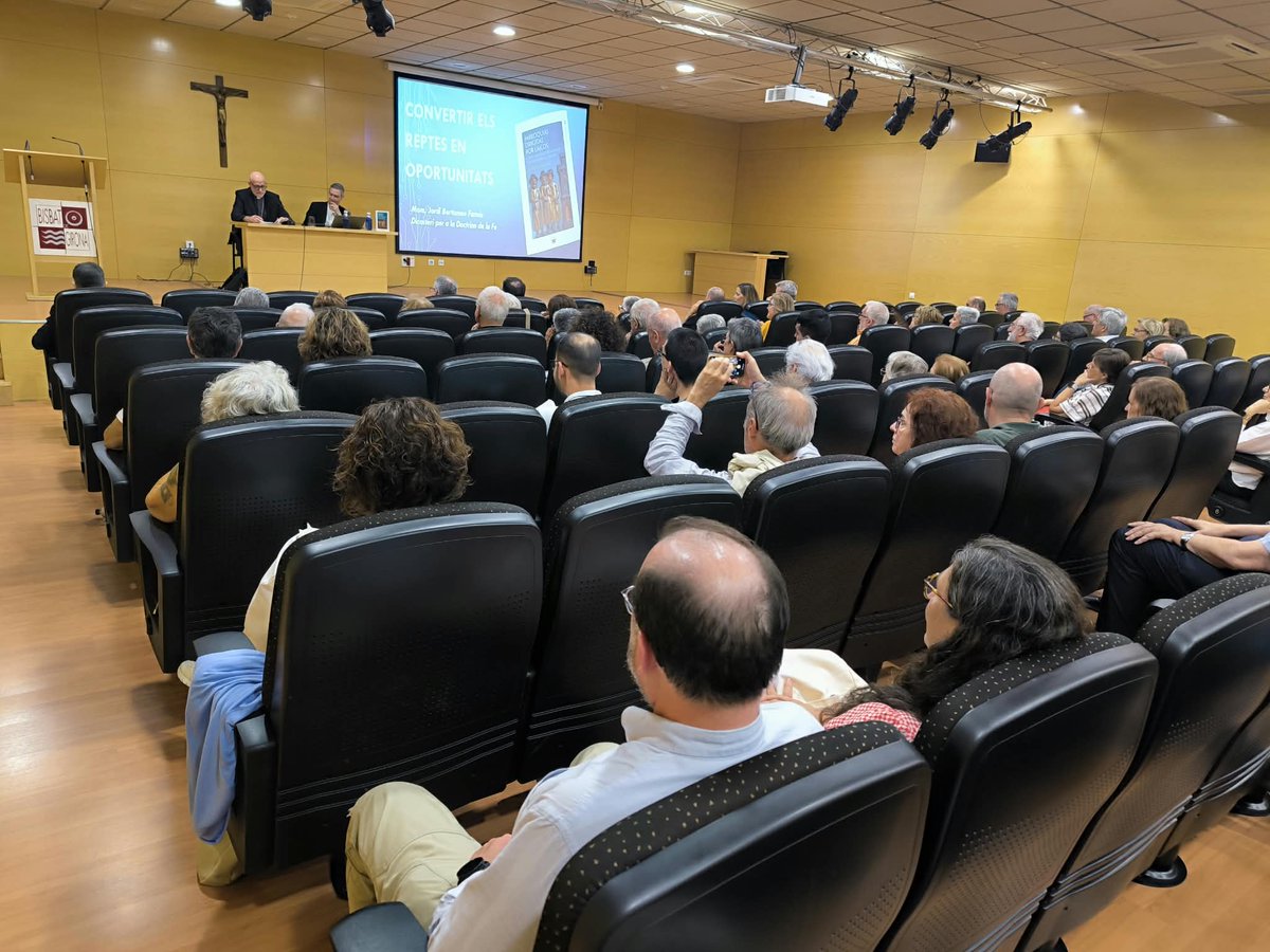 fraoctavi's tweet photo. Divendres vam poder gaudir de dues sessions formatives a càrrec de Mons. Jordi Bertomeu, oficial del Dicasteri per a la Doctrina de la Fe, sobre els reptes i oportunitats de les parròquies i la seva gestió a càrrec dels laics. https://t.co/mvGWCGs4La
