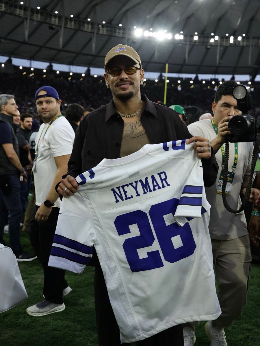 _PointDePenalty's tweet photo. Neymar au match de NFL à Rio (il a du flow l’ancien) 🇧🇷 https://t.co/2xc2U5ZIno