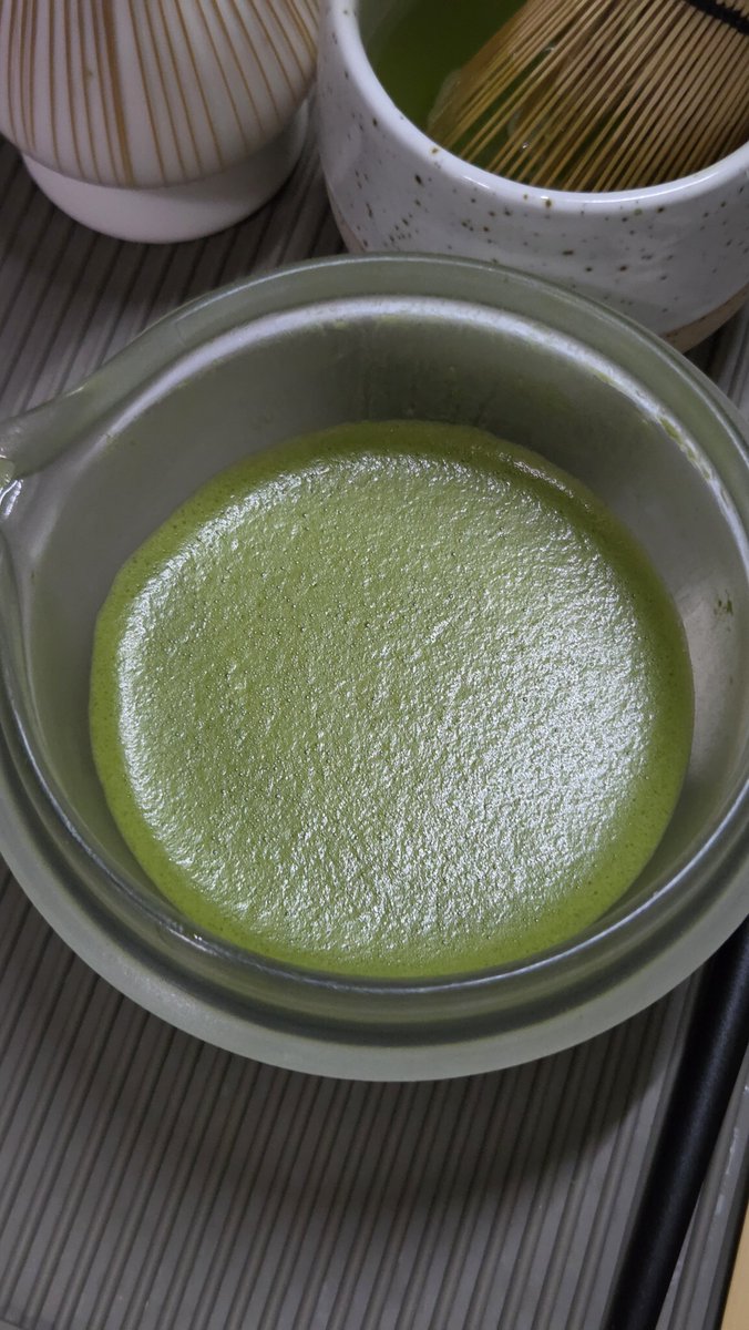 y_worra's tweet photo. กิจกรรมยามว่าง 🍵💚
ตีมัตจะให้ PT เป็นอะไรที่มีความสุขทุกครั้งที่ได้ทำ 🥰
กลิ่นมัตจะหอม ๆ
ฟองนุ่ม ๆ เนียน ๆ
น่ากินทุกแก้วเลย 😋
ส่วน PT…เป็นคนช่วยลดสต็อก 😂
เพราะอยากเปิด กป. ใหม่แล้ววว 😬
#MyMatchaDiary https://t.co/n2GWqjGIfW