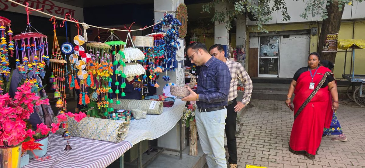 SwachhAMC's tweet photo. सेवा संकल्प एवं स्वच्छता ही सेवा - कबाड़ से जुगाड़ गतिविधि में अनुपयोगी सामग्री से उपयोगी सामग्री सजावटी उत्पाद प्रदर्शनी -छात्रों को अनुपयोगी सामग्री से सजावटी सामग्री बनाने एवं रिड्यूस रीयूज रिसाइकिल हेतु जागरूक  किया गया #Surguja  #SHS2026 #SewaSankalp @SwachhBharatGov https://t.co/QrdlZlV5oU