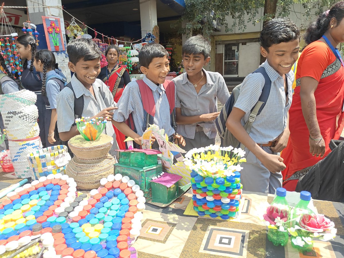 SwachhAMC's tweet photo. सेवा संकल्प एवं स्वच्छता ही सेवा - कबाड़ से जुगाड़ गतिविधि में अनुपयोगी सामग्री से उपयोगी सामग्री सजावटी उत्पाद प्रदर्शनी -छात्रों को अनुपयोगी सामग्री से सजावटी सामग्री बनाने एवं रिड्यूस रीयूज रिसाइकिल हेतु जागरूक  किया गया #Surguja  #SHS2026 #SewaSankalp @SwachhBharatGov https://t.co/QrdlZlV5oU