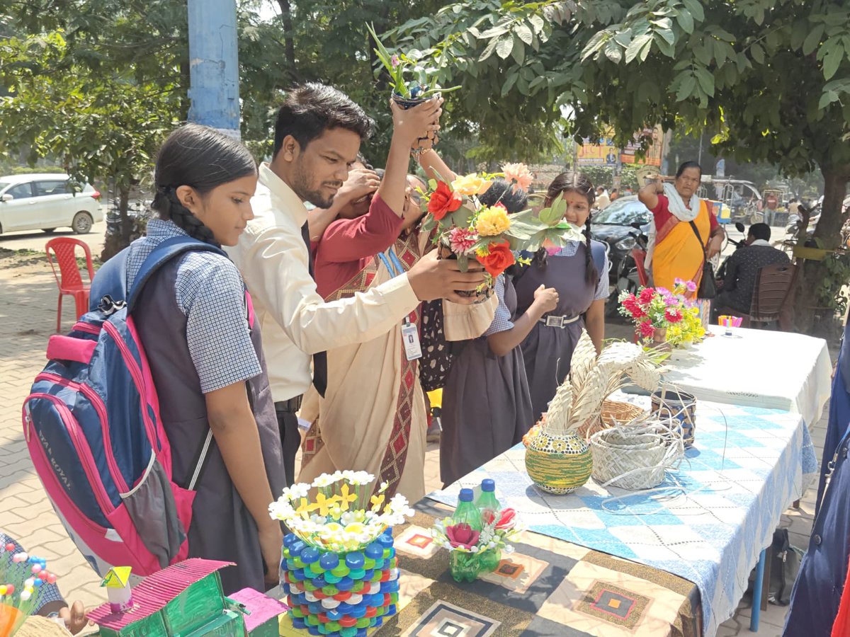 SwachhAMC's tweet photo. सेवा संकल्प एवं स्वच्छता ही सेवा - कबाड़ से जुगाड़ गतिविधि में अनुपयोगी सामग्री से उपयोगी सामग्री सजावटी उत्पाद प्रदर्शनी -छात्रों को अनुपयोगी सामग्री से सजावटी सामग्री बनाने एवं रिड्यूस रीयूज रिसाइकिल हेतु जागरूक  किया गया #Surguja  #SHS2026 #SewaSankalp @SwachhBharatGov https://t.co/QrdlZlV5oU