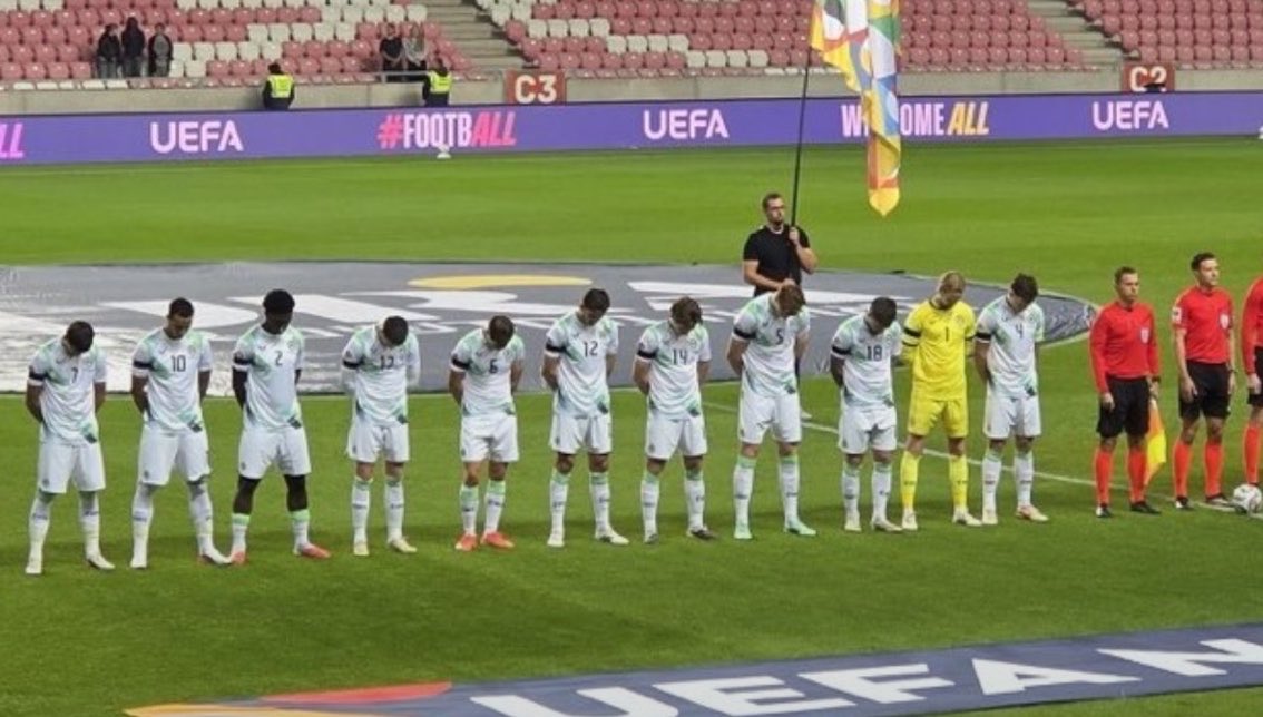 gusholderhaber's tweet photo. Dün akşam oynanan İsrail-İrlanda maçında yaşananlar:

▬ İsrail marşı okunduğu sırada İrlandalı futbolcular başlarını öne eğdi.

▬ Maç öncesinde İrlanda Kaptanı Dara O'Shea, İsrail kaptanının elini sıkmadı.

▬ İrlandalı oyuncular, karşılaşma öncesi toplu fotoğraf çekimine katılmadı.

▬ İrlanda, Gazze'de hayatını kaybedenlerin anısına siyah kol bandıyla sahaya çıktı.

▬ Jack Moylan, İsrail'e attığı golün ardından siyah kol bandını öperek golünü Gazze'de hayatını kaybedenlere adadı.

▬ Karşılaşma, İrlanda'nın 3-0'lık galibiyetiyle sona erdi.