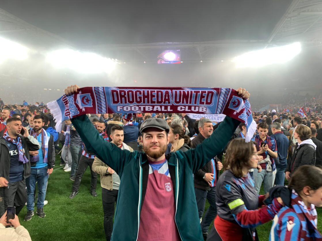 yenisafakspor's tweet photo. 🤝Trabzonspor, kendisiyle aynı renkleri taşıyan, ambleminde ay ve yıldız bulunan, Osmanlı İmparatorluğu tarafından 1847'de İrlanda halkına "Büyük Kıtlık" döneminde gönderilen yardımın ulaştırıldığı şehrin temsilcisi olan kardeş takımı Drogheda United ile dostluk maçında karşı karşıya gelecek.

🏟️ Papara Park
🗓️ 1 Ekim Perşembe 
🕖 19.00