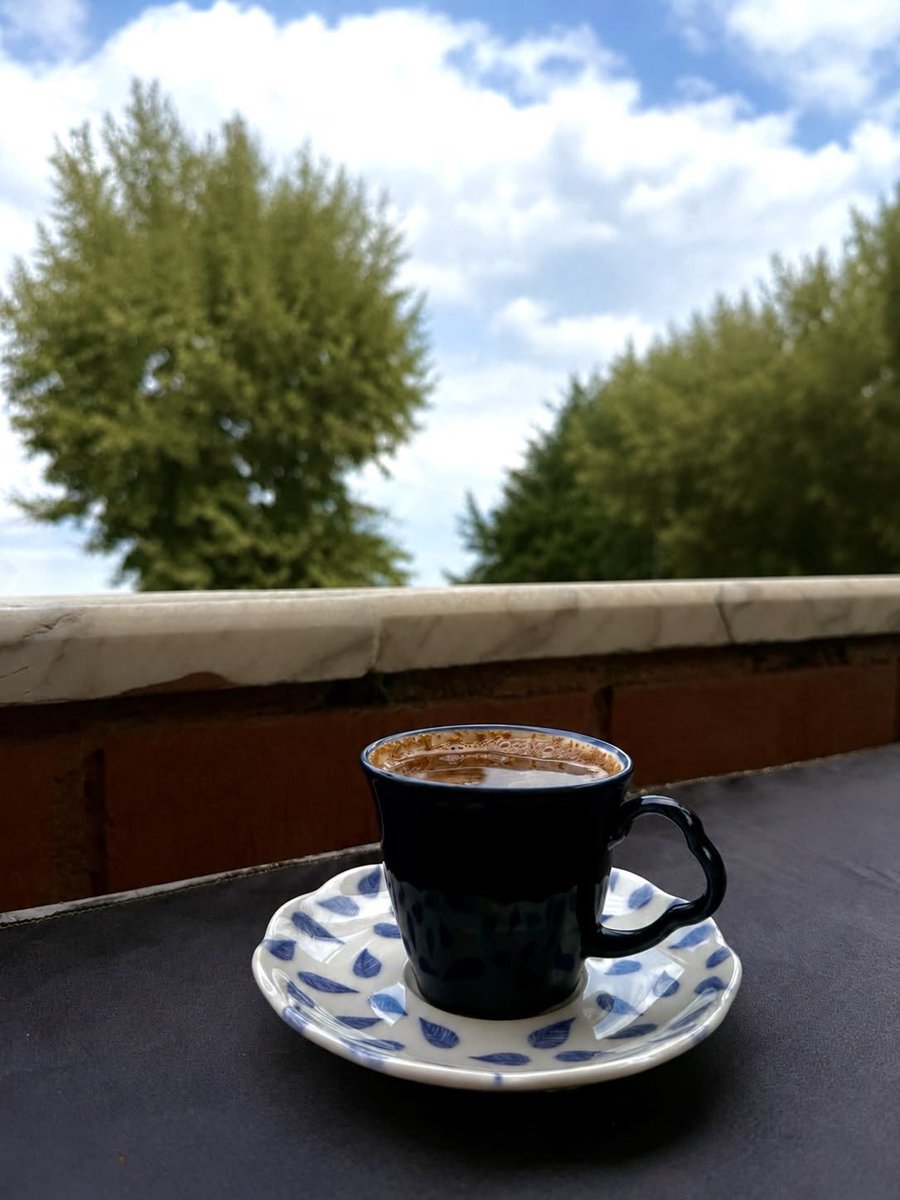 Orhanlale's tweet photo. Yeni hafta, 
yeni umutlar ve taptaze bir fincan #kahve. 
Pazartesiye hazırım! https://t.co/beOB7V1dWd