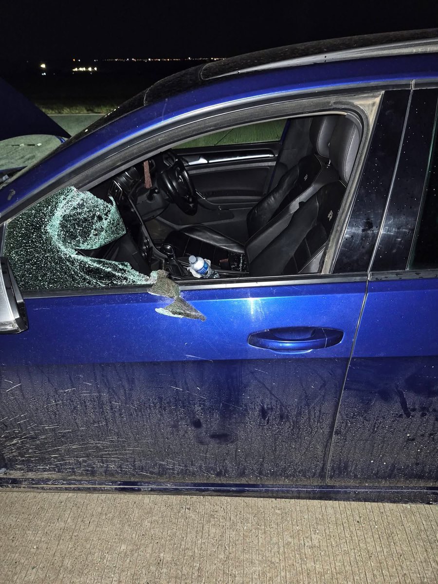 MadumetsaTeffu's tweet photo. I had a breakdown on N1 close to Grasmere  plaza.I went to look for help,few minutes later i found it like this.Battery gone computer box gone my clothes gone.

Costa Matabane😤🥺🥺🥺🥺 https://t.co/UBN4B54wdz