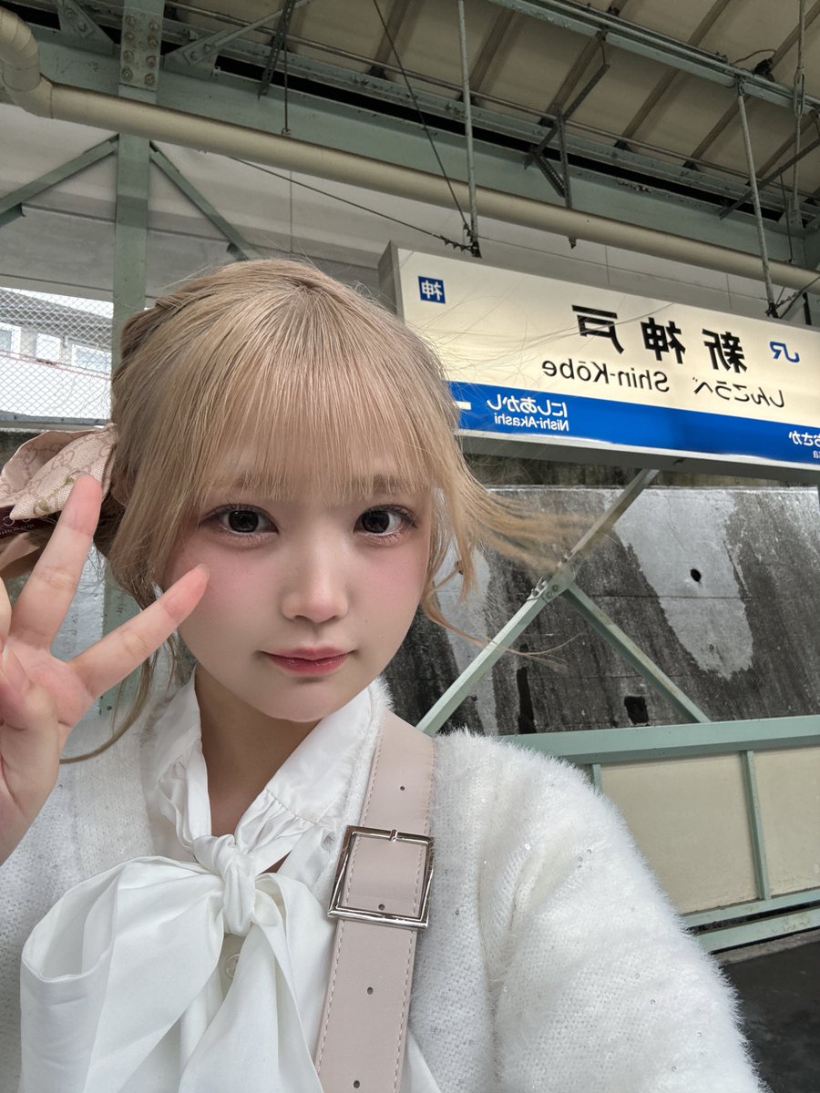 sato_minami16th's tweet photo. ひとりで1泊2日の神戸＆京都旅に出てきた͈ ᴗ̀ ̫ᴗ́ ͈

まずは1日目！神戸編🐻‍❄️

📍北野異人館街
素敵な街並みでした！行きたかったパフェのお店は店休日だったのでお洒落なレストランでお肉いただきました🍖(2枚目下段のお肉！)
歩いてるだけでお嬢様気分になった🎶

📍アニメイト 三宮店さん
お店あるの、サンチカじゃなかった！
ずっと来てみたかった場所なのできた瞬間テンションあがった！！念願叶った〜！聖地巡礼、良き︎︎っ👍🏻

📍ハーバーランド
ここもずっと来てみたかったです！景色に感動しました。来られてよかったな〜🙂‍↕️
あの船は乗れるのかな？乗ってみたい！🚢
4枚目の写真パノラマで撮ってみたよ！綺麗！

📍ドデカクッキースタジオ
1人できてる人なんてわたしだけだった🐶手先が不器用なもので作るのに苦戦したけどなんとか形にはなりました🍪ホロホロでとても美味しかったです！

📍生田神社
ずーっと来てみたかった神社！やっと来れました〜！⛩️🌟ファミリアの絵馬とお守りゲット出来た🥹嬉しい！絵馬にはお仕事との縁結びをお願いしてきました🙏🏻

いっぱい移動して歩いたいちにちでした！
今回の旅はchatGPTとスケジュール組んで分刻みに行動したので大満喫大成功でした🎖💯💮ひとりならではだね！！

明日は京都編を載せますねᴖ ̫ᴖ ✊🏻