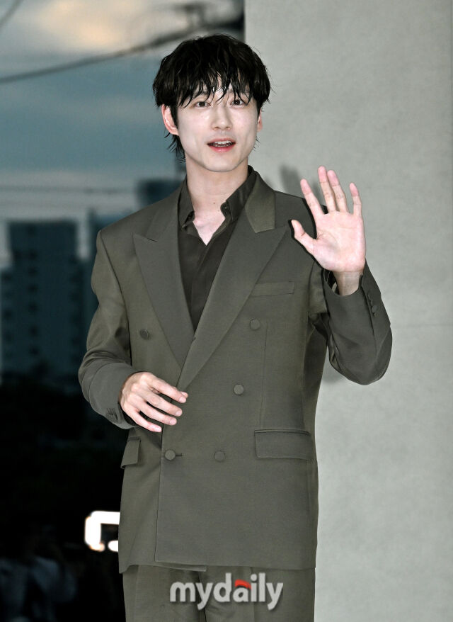 Kstyle_news's tweet photo. 坂口健太郎、結婚発表から10日後に自宅へ警察出動…韓国メディアも報道

▼夫婦喧嘩で妻が通報か
https://t.co/YpyrVOYHIm https://t.co/KMzFPdRAQg