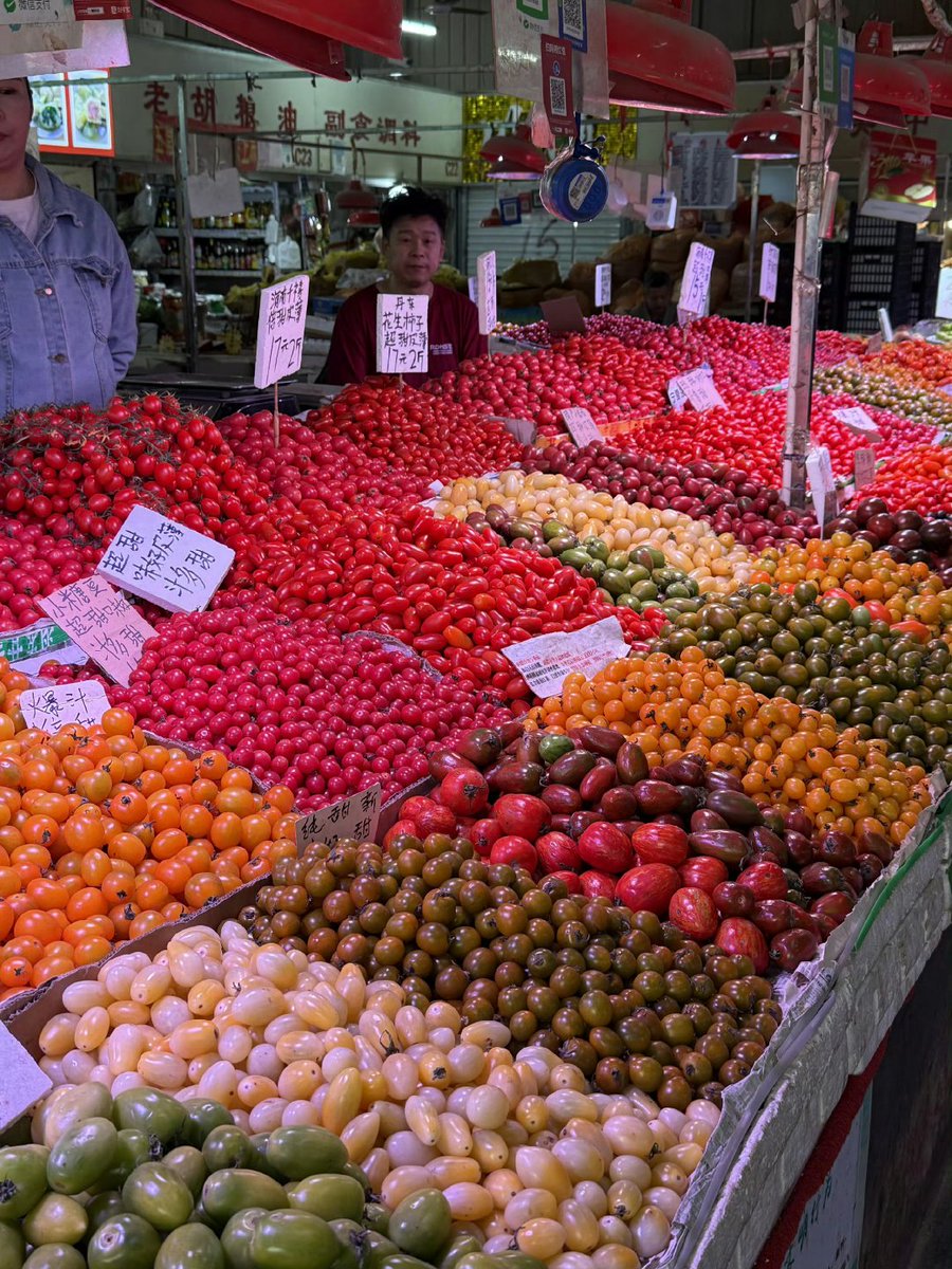 HermaBrulliio's tweet photo. Fresquísimos tomates, cebollas y pan recién horneado en la tienda! Ideal para cocinar comidas ricas y saludables hoy. https://t.co/VaqGepCffb