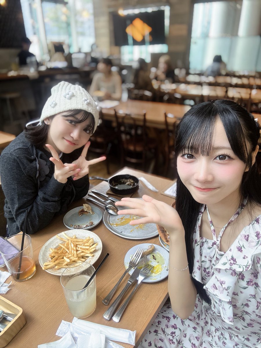 SG6_AYANA_avex's tweet photo. 新井ひとみさんとランチに🤭🥹
憧れの大先輩とこんな日が来るなんて…
すごく幸せだよって
小学生の頃の自分に教えてあげたいです

たくさんお話聞いてくださったり、
ひとみさんの人柄にさらに惹かれてしまいました( ；ᵕ； )

お茶目なひとみさんの動画もおすそ分けです♡ https://t.co/MBoFXBN3F3