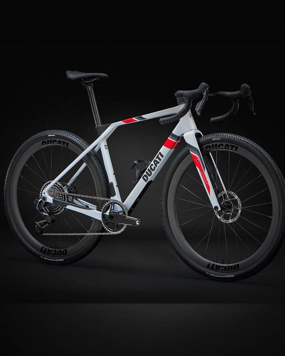ducati_japan's tweet photo. 【Ducatiが、自転車を“つくる側”へ。】
これまでDucatiは、モーターサイクルで培ってきたデザイン、パフォーマンス、ライディングの思想をサイクリングの世界にも広げてきました。
サイクリングとモーターサイクル。この二つは、Ducatiにとって、走るフィールドやライディングダイナミクス、そしてスピード、競争、自由への情熱を共有する、いわば並行世界です。
そして創立100周年を迎えたDucatiは、サイクリングの世界へさらに一歩踏み込み、Zecchettoとのパートナーシップを通じて、設計・開発から携わった高性能自転車を発表しました。
速く走るための空力。
意のままに操るための剛性とレスポンス。
そして、機能そのものが美しく見えるデザイン。
Ducatiがモーターサイクルで追求してきた考え方を、今度は自転車というプロダクトそのものに落とし込んでいきます。
さらに開発には、Elia VivianiやVincenzo Nibaliをはじめとするイタリアを代表するサイクリストたちも参加。
走ることに、どこまで本気になれるか。
その問いへの答えが、新しいDucati Cyclingです。
#Ducati #ドゥカティ #DucatiCycling #Cycling #DucatiJapan