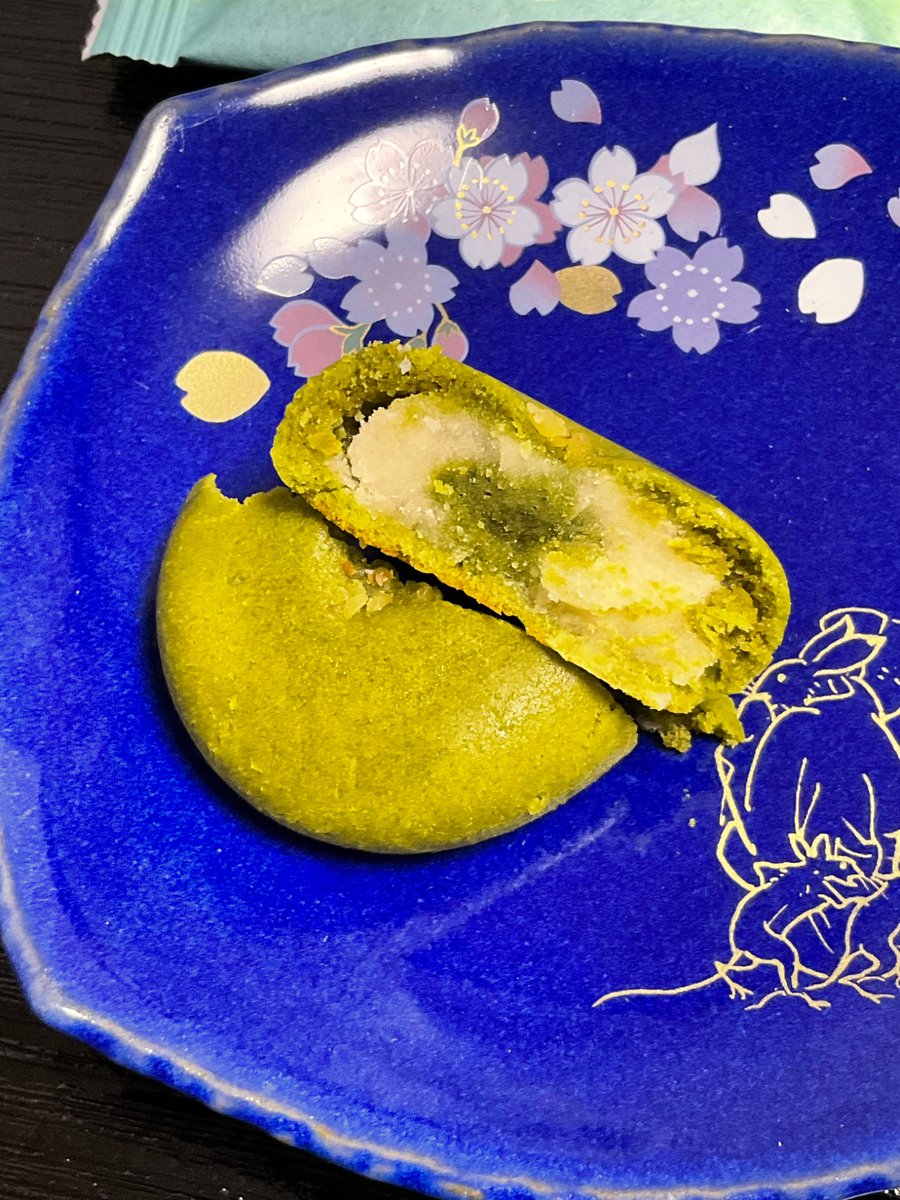 flowerdish's tweet photo. お土産でおやつタイム☺️
中村藤吉の抹茶ゼリー、美味しくて2個食べたいくらい🎶和菓子はかき氷を食べた永楽堂のもの。
抹茶皮にホワイトチョコレート、アーモンドプードル味の白あんが詰まってます😋 https://t.co/44cD9qT2HY