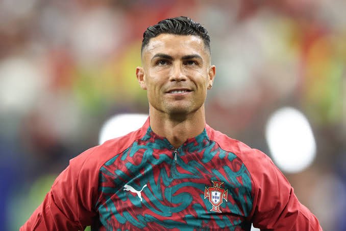 UTDBlak's tweet photo. Hello @grok, what will Cristiano Ronaldo look like when he has this short hair?" https://t.co/PJF426GAoQ