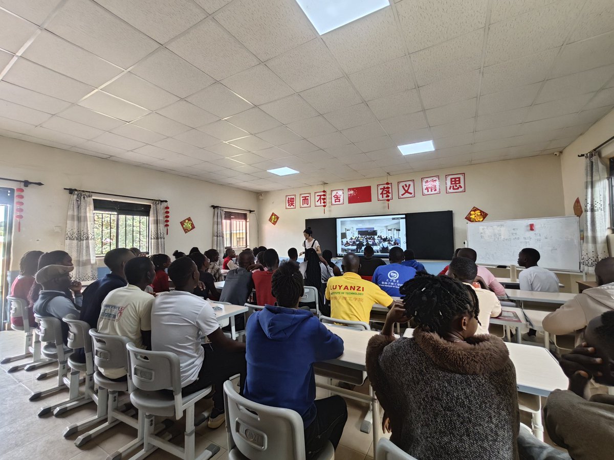 MakConfucius's tweet photo. 🎉 Students from the Confucius Classroom are connecting live with Chinese students online via multimedia teaching equipment — letting African students get a firsthand taste of what a real Chinese language classroom in China is like! 📚📚📚 https://t.co/cBpMbLeLgW