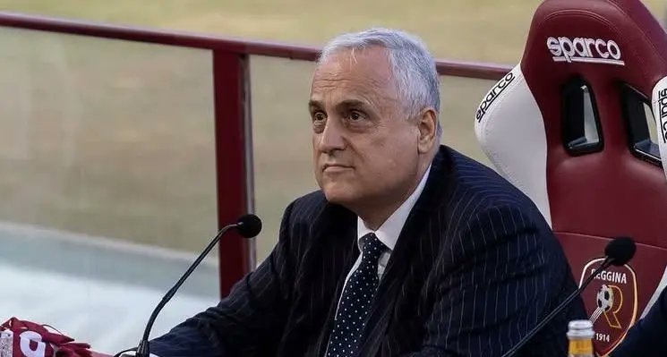 spicciar's tweet photo. Anche ieri Claudio Lotito ci ha deliziati con affermazioni in gran parte non vere. I laziali sanno, ma molti - a Roma come a Reggio Calabria - no. E allora agevoliamo alcune info così che possano farlo notare al presidente quando sproloquia https://t.co/7GSyC4VmVU  🧵
cc @Antonio_Tajani @roccapresidente @robertoocchiuto  @FrancescoLollo1  @PTrancassini @StrettoWeb 1/ ⤵️