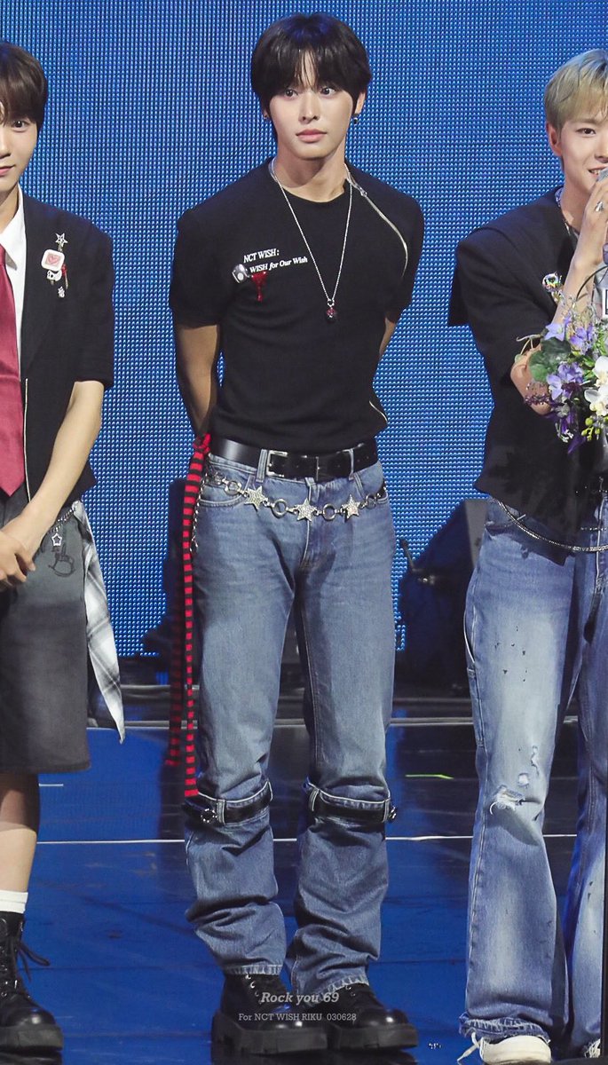 xeunghannn's tweet photo. bootcut.. tight black tshirt.. star belt... riku’s best casual stage outfit it is truly cunty and reflects his style https://t.co/DOnDTEgVd6