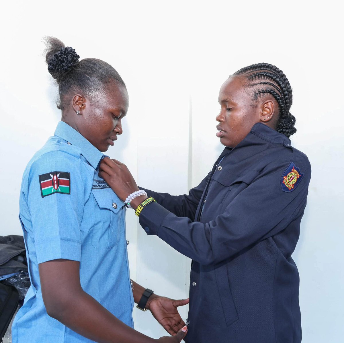 the_sambu's tweet photo. Kenya police service fresh officers from the recent pass-out have been officially posted to different police stations and issued with new police uniforms as they report to their work stations. 

The new officers, most of whom are young, will begin postings today with each one of them reporting to their respective police station/posts as will be directed by respective police county commanders!