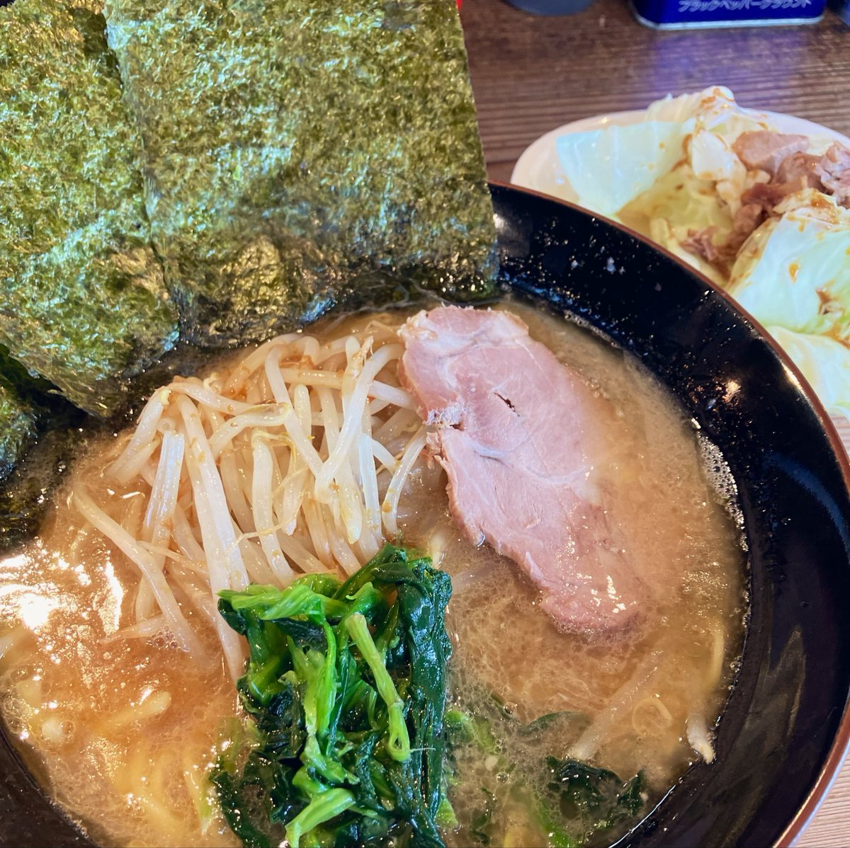 _yossyee's tweet photo. ラーメン（全部普通）＋本日のトッピング（もやし）＋キャベチャー@ 梅家舎弟、¥900＋50＋150。

本厚木でラーメン… 直系は定休日、ならばとかなりの再訪。
医者のお墨付き（一歩手前）状態での久々家系、たまらんく旨い。
やっぱラーメンなんだよなー https://t.co/veSTexP0mU