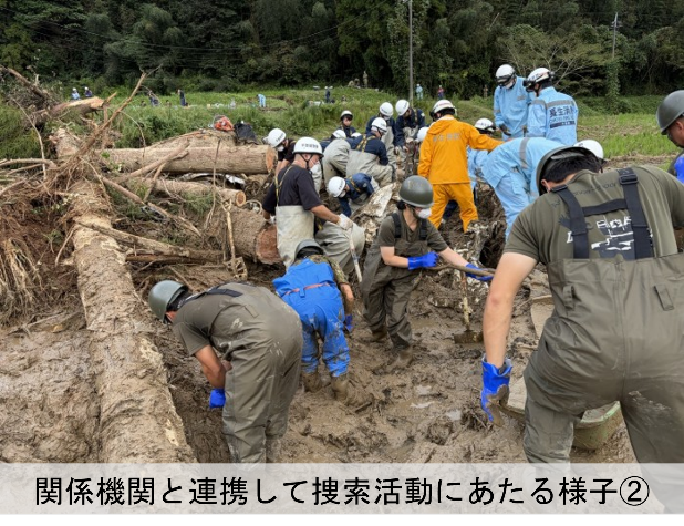 ModJapan_saigai's tweet photo. 千葉県から土砂災害による人命救助の要請を受け、自衛隊は本日も陸自高射学校（下志津・千葉）を中心に、消防や警察をはじめとする関係機関と緊密に連携し、千葉県長生郡長柄町において、行方不明となっている方の捜索を継続しています。
また、千葉県内では現在も停電が続いている地域があります。災害関連死や更なる被害の拡大を防止するため、千葉県から、早期の電力復旧に向けた道路啓開について追加の要請がありました。これを受け、自衛隊は茂原市などにおいて、第１空挺団（習志野・千葉県）の隊員による特に緊急性の高い道路啓開を開始しており、人命の保護にもつながる電力復旧を全力で支援してまいります。