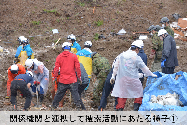 ModJapan_saigai's tweet photo. 千葉県から土砂災害による人命救助の要請を受け、自衛隊は本日も陸自高射学校（下志津・千葉）を中心に、消防や警察をはじめとする関係機関と緊密に連携し、千葉県長生郡長柄町において、行方不明となっている方の捜索を継続しています。
また、千葉県内では現在も停電が続いている地域があります。災害関連死や更なる被害の拡大を防止するため、千葉県から、早期の電力復旧に向けた道路啓開について追加の要請がありました。これを受け、自衛隊は茂原市などにおいて、第１空挺団（習志野・千葉県）の隊員による特に緊急性の高い道路啓開を開始しており、人命の保護にもつながる電力復旧を全力で支援してまいります。
