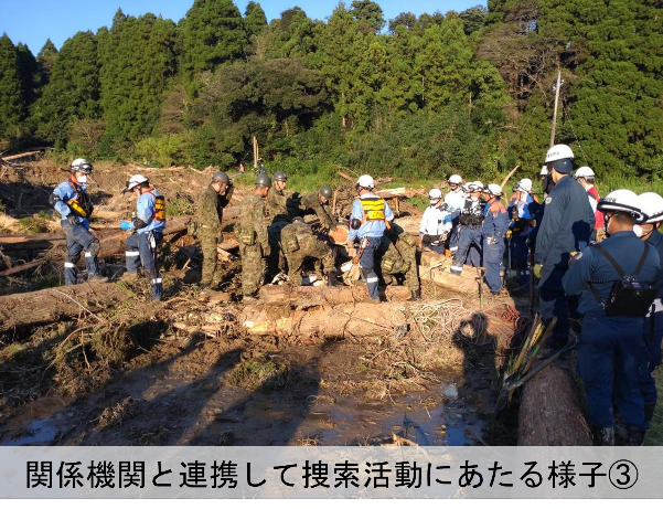 ModJapan_saigai's tweet photo. 千葉県から土砂災害による人命救助の要請を受け、自衛隊は本日も陸自高射学校（下志津・千葉）を中心に、消防や警察をはじめとする関係機関と緊密に連携し、千葉県長生郡長柄町において、行方不明となっている方の捜索を継続しています。
また、千葉県内では現在も停電が続いている地域があります。災害関連死や更なる被害の拡大を防止するため、千葉県から、早期の電力復旧に向けた道路啓開について追加の要請がありました。これを受け、自衛隊は茂原市などにおいて、第１空挺団（習志野・千葉県）の隊員による特に緊急性の高い道路啓開を開始しており、人命の保護にもつながる電力復旧を全力で支援してまいります。