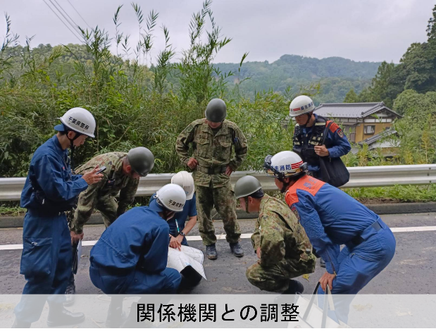 ModJapan_saigai's tweet photo. 千葉県から土砂災害による人命救助の要請を受け、自衛隊は本日も陸自高射学校（下志津・千葉）を中心に、消防や警察をはじめとする関係機関と緊密に連携し、千葉県長生郡長柄町において、行方不明となっている方の捜索を継続しています。
また、千葉県内では現在も停電が続いている地域があります。災害関連死や更なる被害の拡大を防止するため、千葉県から、早期の電力復旧に向けた道路啓開について追加の要請がありました。これを受け、自衛隊は茂原市などにおいて、第１空挺団（習志野・千葉県）の隊員による特に緊急性の高い道路啓開を開始しており、人命の保護にもつながる電力復旧を全力で支援してまいります。