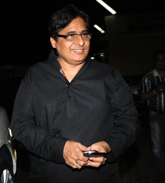 navneet_mundhra's tweet photo. BREAKING: Income Tax Department is conducting simultaneous raids at 12 locations of various Bollywood personalities.
Noted producers such as #VashuBhagnani and Panorama Studios' #KumarMangatPathak are among those being searched.
The raids are apparently pertaining to alleged overseas fund transfers connected to several film projects.
IT teams are examining documents, financial records and transactions into the alleged overseas financial dealings.
STAY TUNED FOR MORE UPDATES