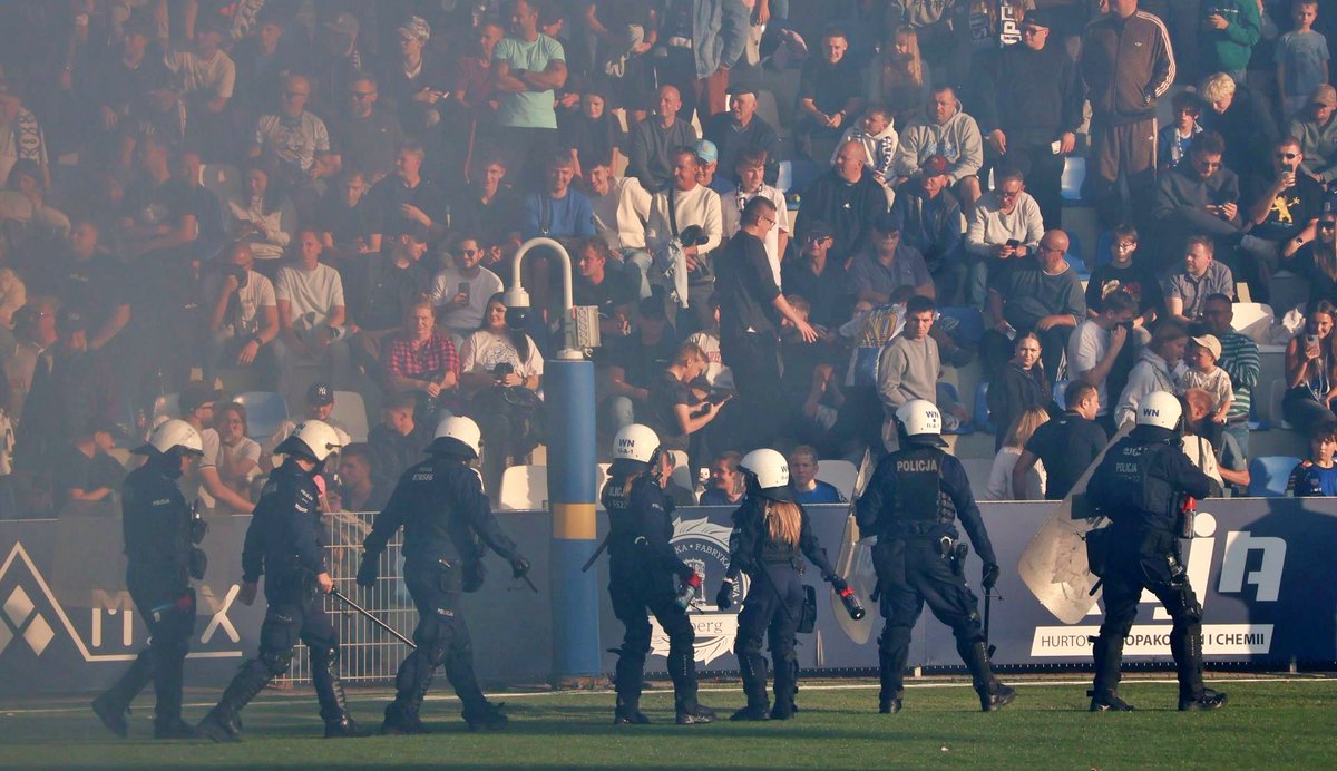 klyczki's tweet photo. Poland’s fifth tier delivered quite a derby yesterday.

Kotwica Kołobrzeg vs Gwardia Koszalin returned after 5+ years: packed stands, pyro, a broken away-end fence and a 15-minute stoppage. Police used gas and a water cannon.

#PolishFootball #Ultras #Derby https://t.co/XJysBVfoV5