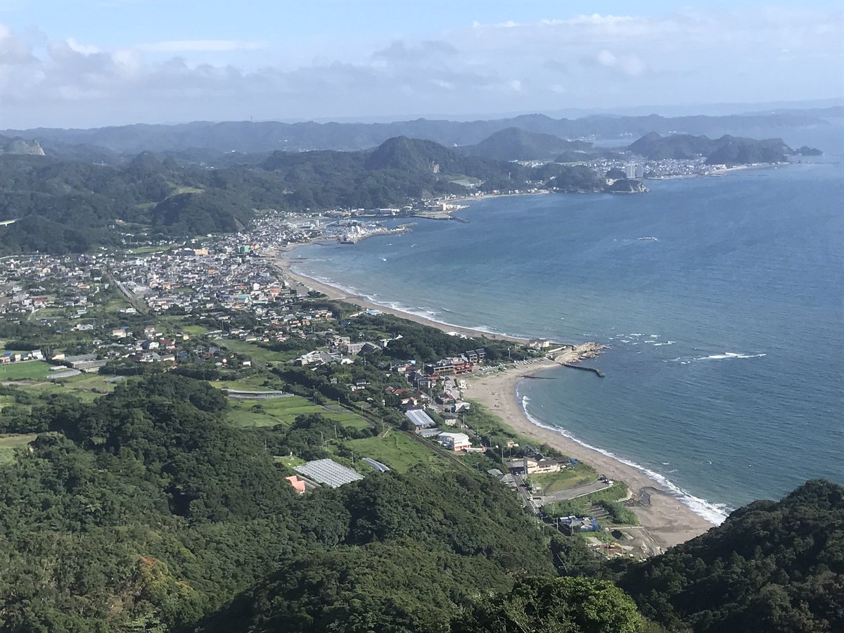 panda_yamiko's tweet photo. 千葉県は私の生まれ育った場所だし
たくさんいい所はあるの。
今も千葉に住んでるし🥜♥️🏝

千葉豪雨や台風で被害大きいのは本当に胸が痛くなる…
これから来る台風(スリゲ)もまた被害が出るかもって怯えてる💦

『千葉なんでそんなに狙われてるの？』
『災害に弱すぎる』
って言われるけどそんな事ないの
ここまでの災害は初めてだもん…

千葉県をまず知ってほしいので
千葉県のいい所を紹介していくね🧡

①住みやすい！

家賃安いし🏠
物価も安い！安いスーパーが充実してる！

コンビニもたくさんあるし🙆‍♀️
電車もたくさんあって都内に行くのも違うけんに行くのも楽だよ🚃💭

②ご飯が美味しい！

お米農家さんも沢山いてブレンド米もたくさん❤️🍚

お魚も美味しい！🐟
実は南房総の方は伊勢海老(房総海老)🦐の収穫量がたくさん！

お野菜も美味しい！農家さんがたくさんあるから🍆🍅🌽
落花生収穫量No.1🥜✨️

③成田国際空港がある！

世界の玄関とも言われる成田空港は国際線も国内線もたくさん✈️

④テーマパークやイベント施設が多い！

東京ディズニーランド、ディズニーシー(TDR、TDS)はもう鉄板🏰🧡

イルミネーションで有名な東京ドイツ村もある✨️

シャチのショーで有名な鴨川シーワールド🫍もある✨

ROCK IN JAPAN FESTIVAL (ロッキン)やJAPANJAMが行われる
蘇我スポーツセンターがある🎧🎼
ライブで有名な幕張メッセもある🎤💭

その他にも内房の海🌊はすごく綺麗だし
印旛沼の花火大会は2万発くらい打ち上げて
とても綺麗なんだよ🎇
幕張の花火大会🎇もとても綺麗✨

24時間やってる大慶園っていうゲームセンターも有名かな？💭

もっともっと魅力はたくさんあるし
千葉生まれ千葉育ちだからこそ
千葉県のことはたくさん知ってます🙆‍♀️

だからこそ今現在の被害が多くて悲しい…😭
もっともっと千葉の魅力を知って欲しくて、ポストしました❣️

千葉県は私の誇りだから
みんなで守っていきたいし、
これからの被害をなるべく抑えたい……
復興の為にできることがあれば
私はなんだってします！

頑張ろう、千葉県民💪
みんなで手を取ろう、こんな時期だからこそ❣️

#千葉  #千葉の魅力 #CHIBA #Japan  #グルメ #房総えび #TDL #TDS